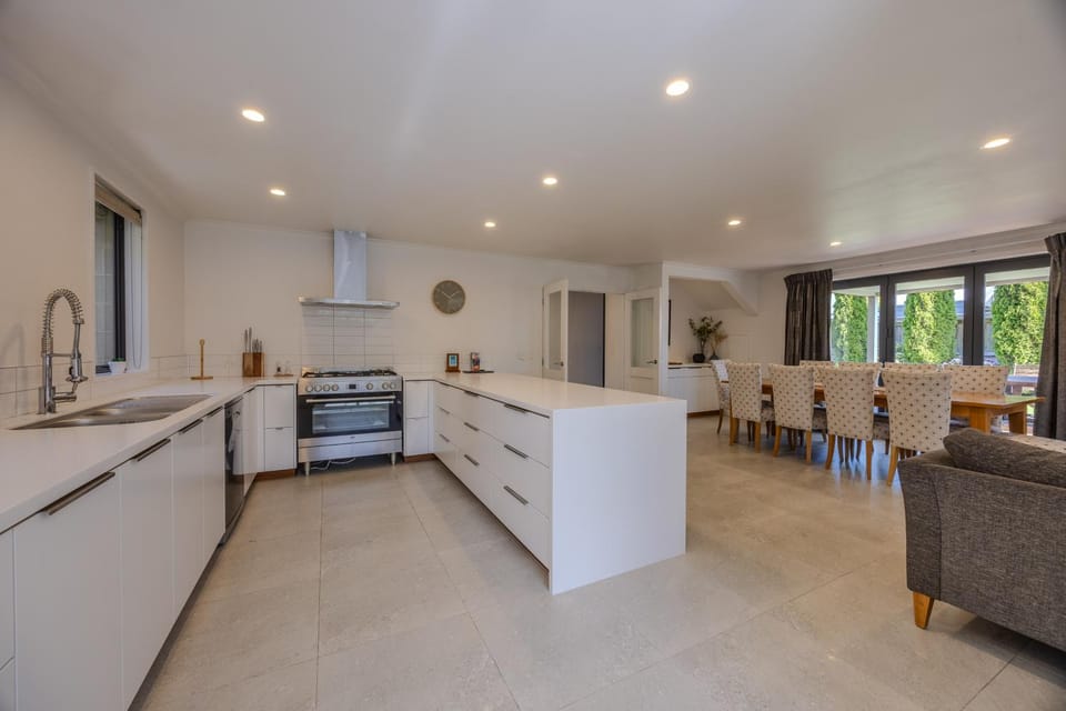 Kitchen or kitchenette, dishwasher, stove