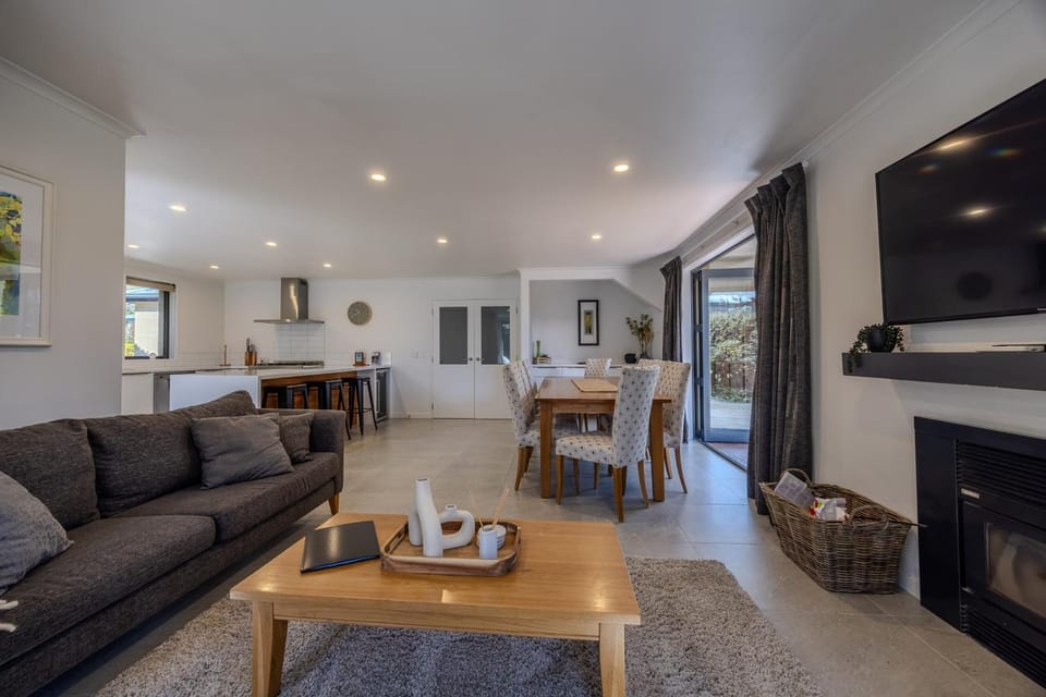 Communal lounge/ TV room, TV and multimedia, Kitchen or kitchenette, Living room, Seating area, Dining area