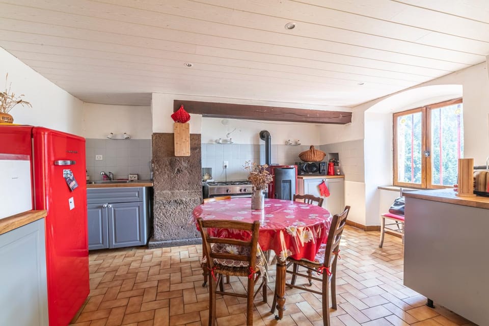 Kitchen or kitchenette, Dining area
