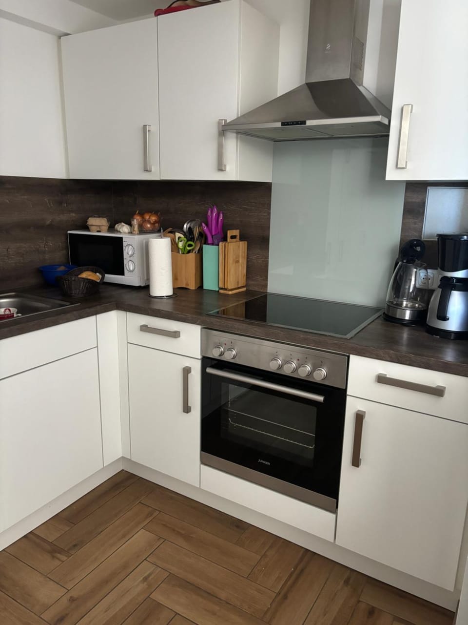 Kitchen or kitchenette, dishwasher, stove