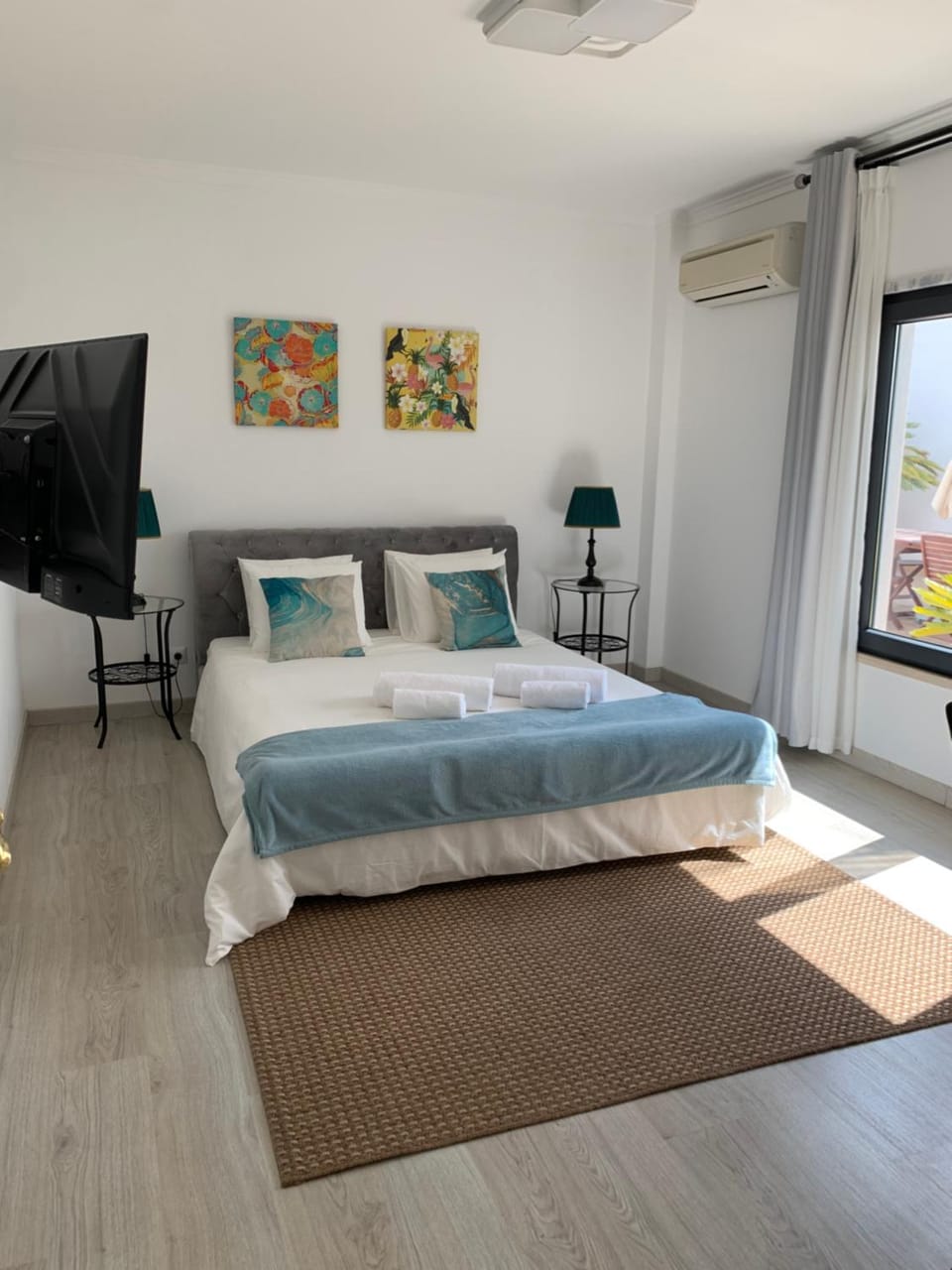 Bed, TV and multimedia, air conditioner
