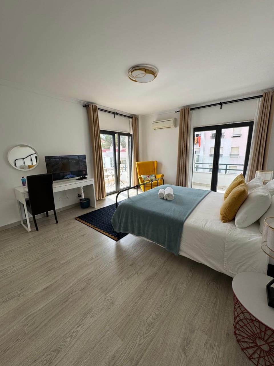 Bed, TV and multimedia, Photo of the whole room, Bedroom