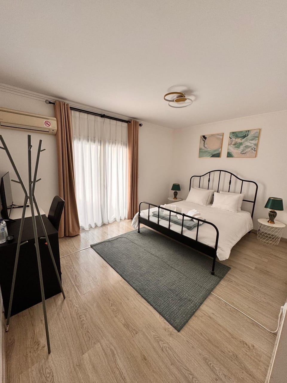 Bed, Photo of the whole room, Bedroom