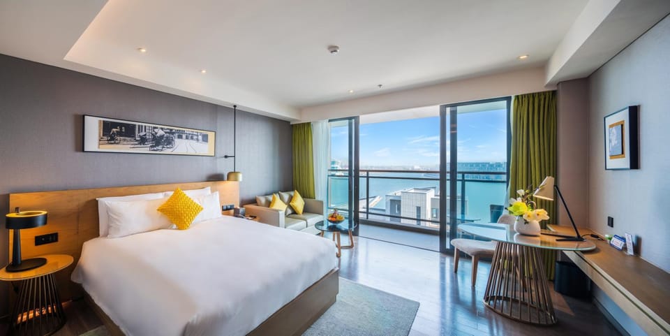 Photo of the whole room, Lake view