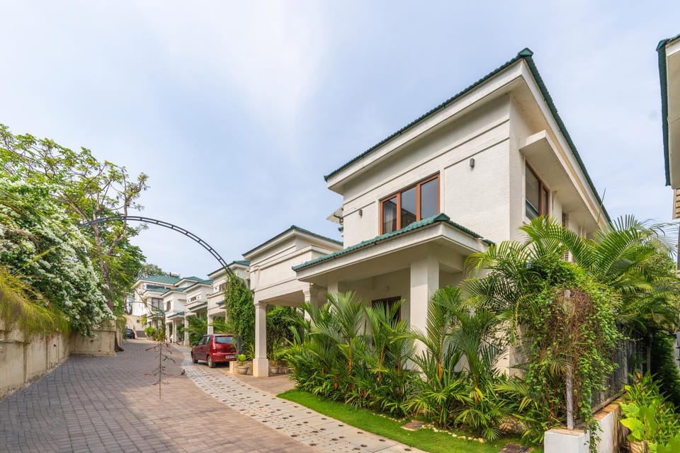 Property building, Spring, Day, Neighbourhood, Garden, Garden view, Street view, Parking