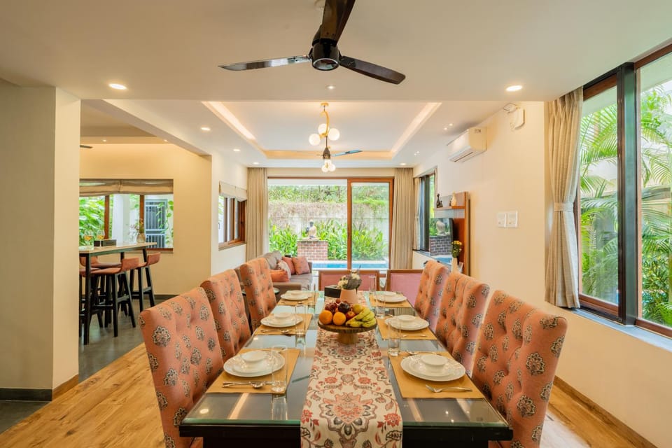 Living room, Seating area, Dining area, Breakfast