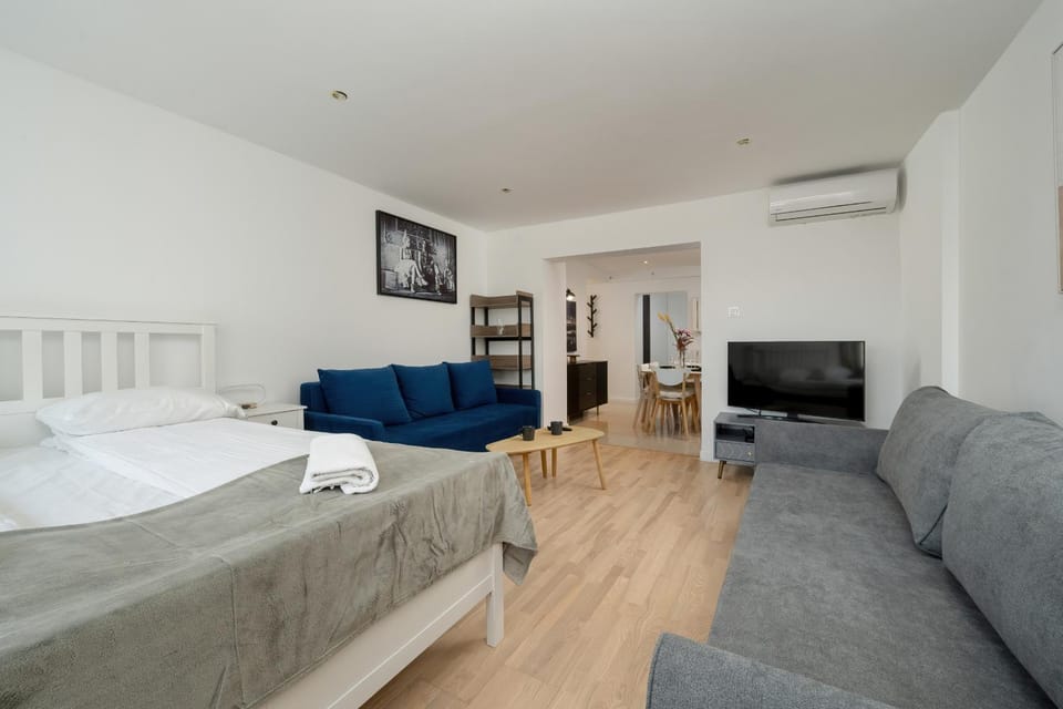 Bed, TV and multimedia, Living room, Photo of the whole room, Seating area, Evening entertainment, Bedroom