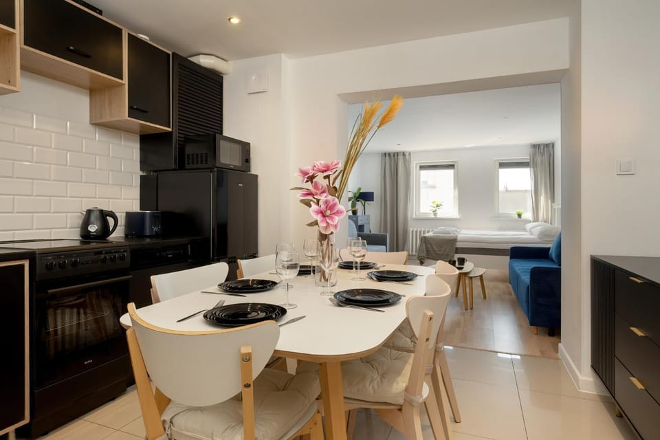 Kitchen or kitchenette, Living room, Seating area, Dining area, stove