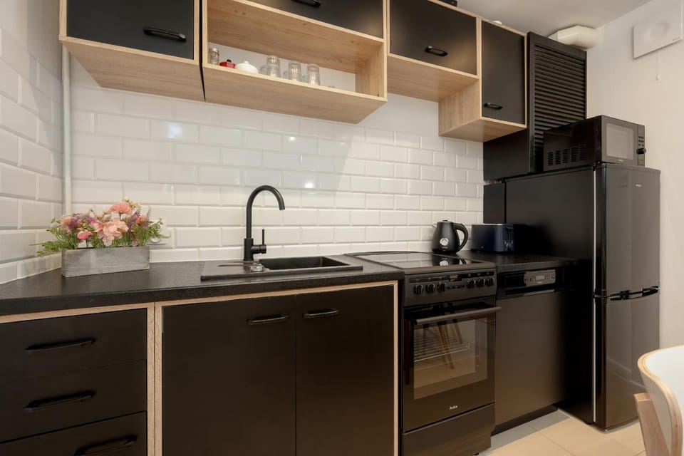 Coffee/tea facilities, Kitchen or kitchenette, dishwasher, oven, stove, toaster