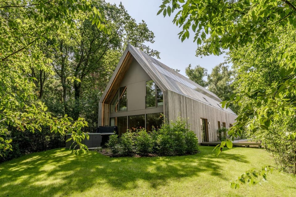 Luxury Lodge with Jacuzzi for 8 – Woodz Lodges Villa in Flanders