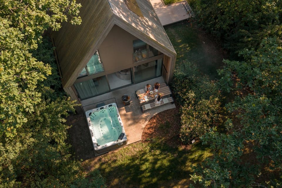 Luxury Lodge with Jacuzzi for 8 – Woodz Lodges Villa in Flanders