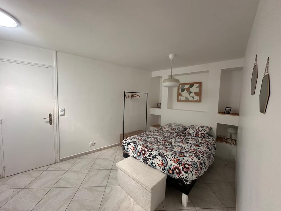 Bed, Photo of the whole room, Bedroom