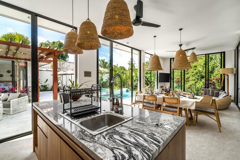 Kitchen or kitchenette, Seating area, Dining area