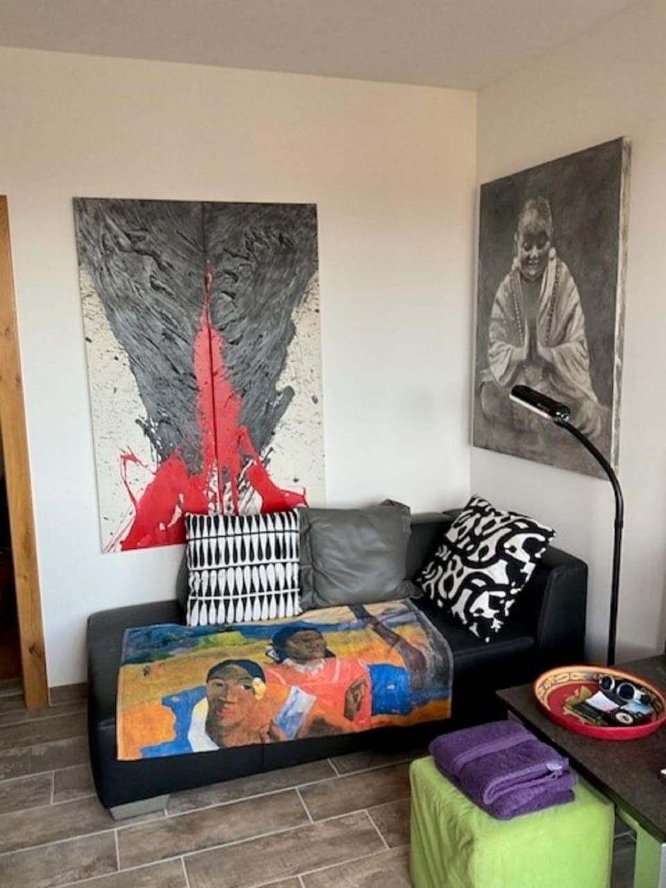 Photo of the whole room, Seating area