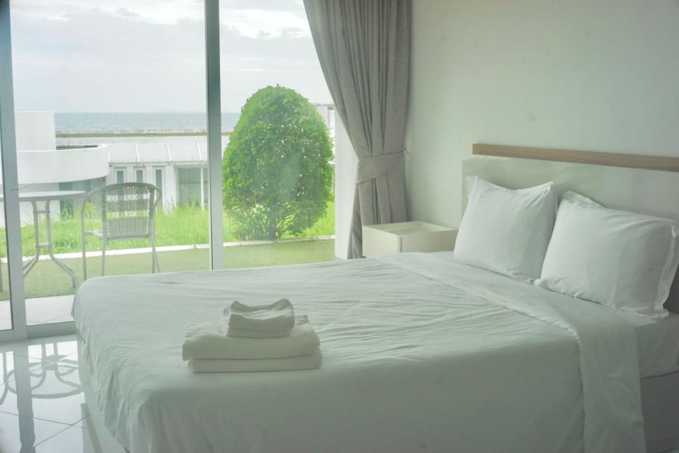 Bed, Bedroom, Sea view, towels