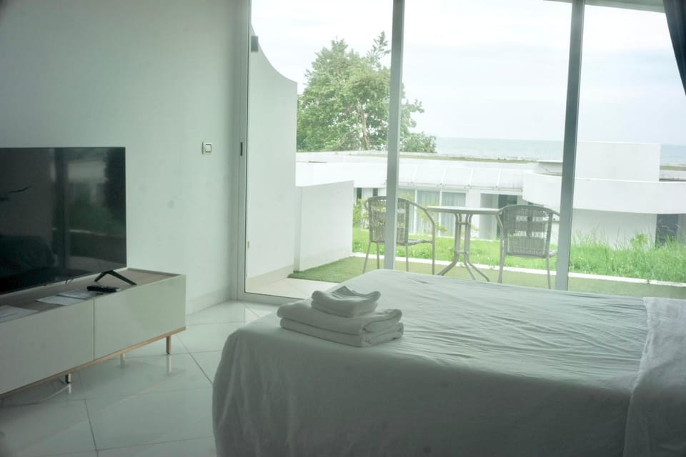 Bed, TV and multimedia, View (from property/room), Balcony/Terrace, Photo of the whole room, Bedroom, towels