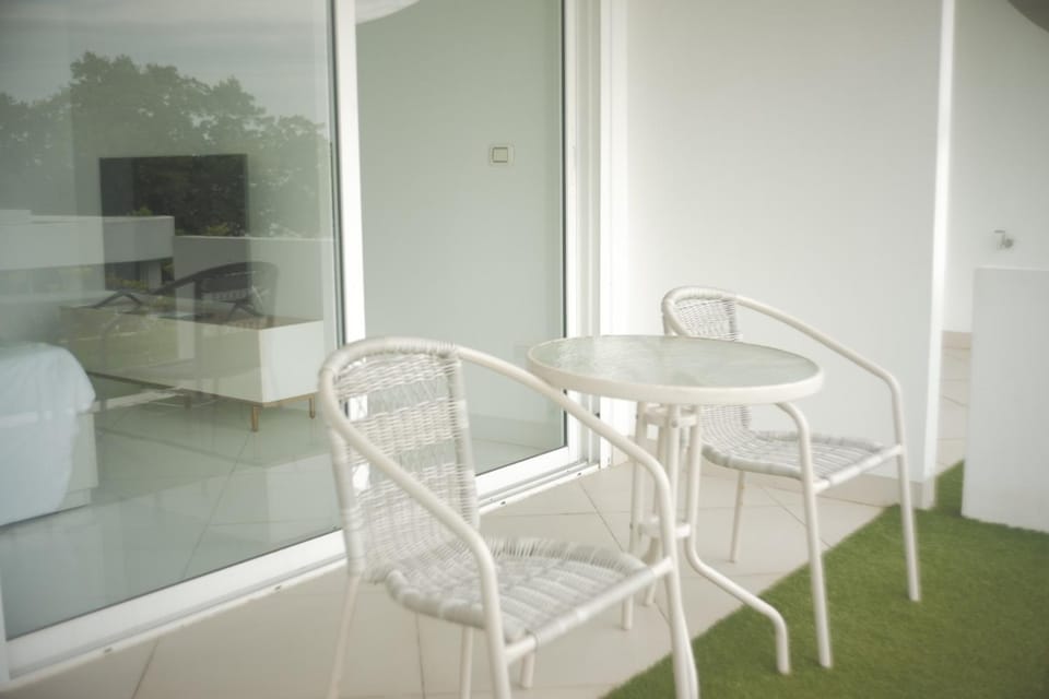 TV and multimedia, Kitchen or kitchenette, Living room, Seating area, Dining area