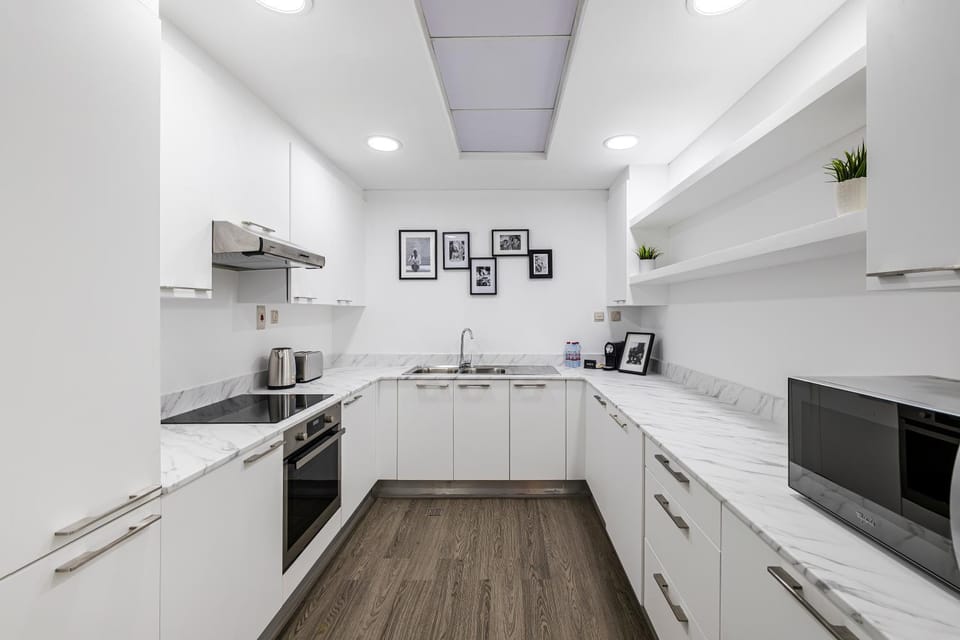 Kitchen or kitchenette, minibar, oven, stove, toaster