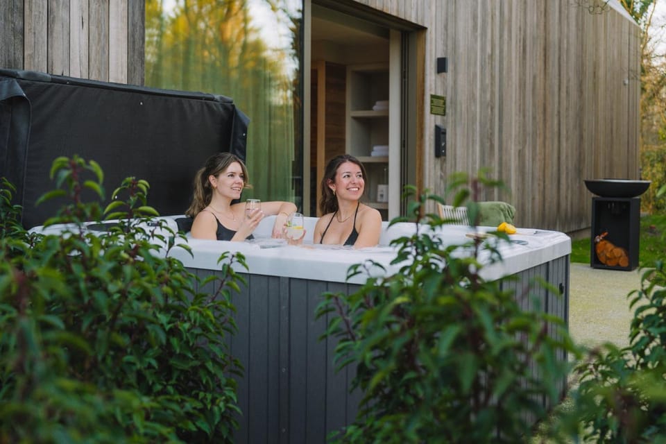 Luxury Wellness Suite with Jacuzzi & Sauna – Woodz Lodges Apartment in Flanders