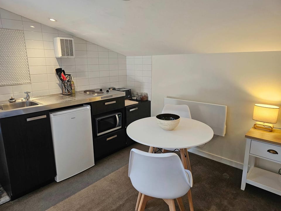 Coffee/tea facilities, Kitchen or kitchenette, Dining area, oven, stove, toaster