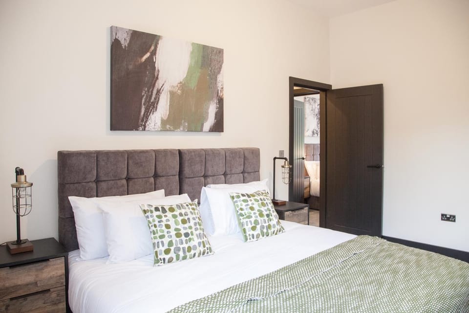 Bed, Living room, Photo of the whole room, Seating area, Bedroom