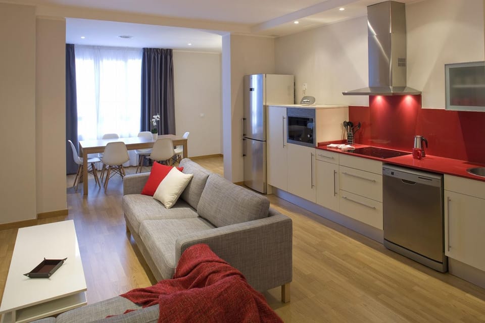 Kitchen or kitchenette, Living room, Seating area, Dining area, dishwasher, minibar, pet friendly, stove
