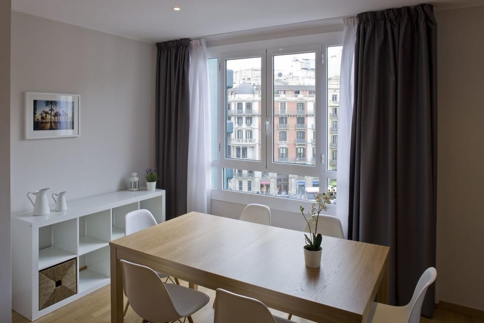 Seating area, Dining area, City view, Street view