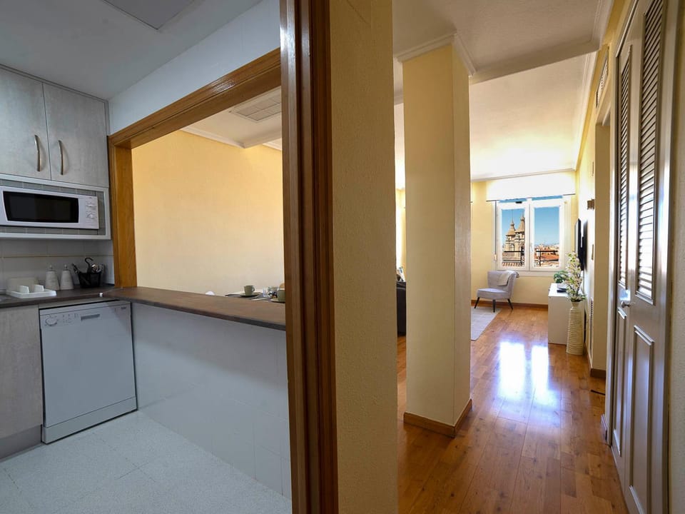 Kitchen or kitchenette, dishwasher, oven