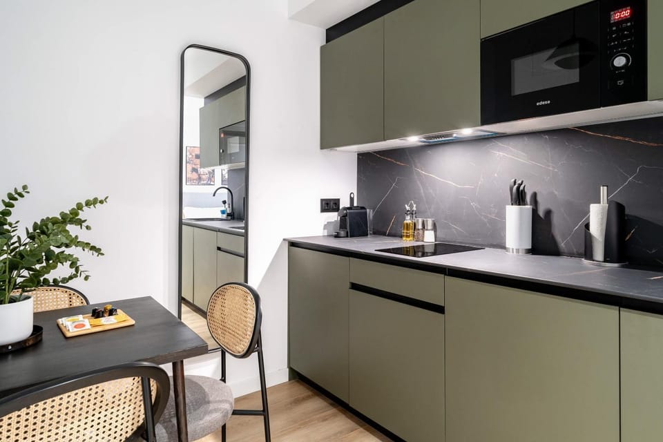 Coffee/tea facilities, Kitchen or kitchenette, stove