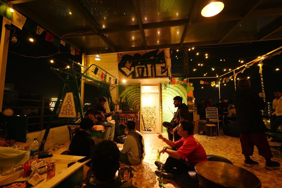 Restaurant/places to eat, Restaurant/places to eat, People, Nightclub / DJ, group of guests
