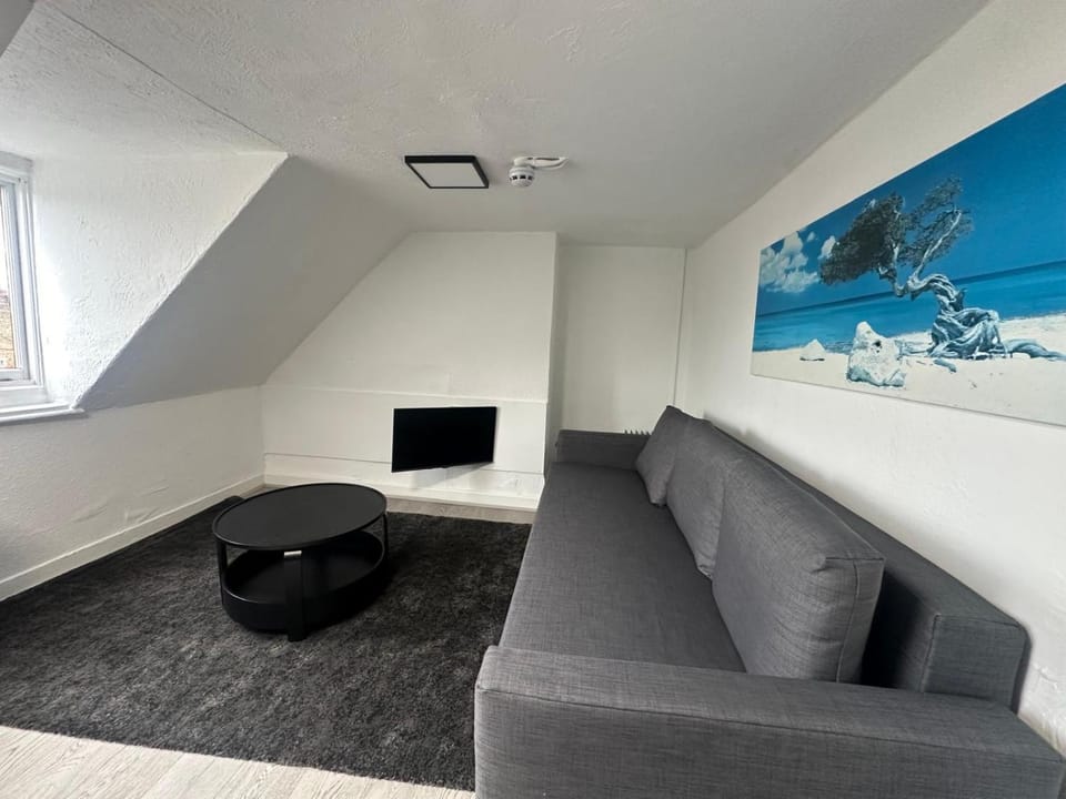 TV and multimedia, Living room, Seating area, Evening entertainment