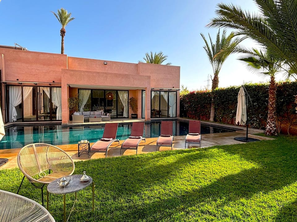 Property building, Patio, Day, Garden, Garden view, Pool view, Swimming pool, sunbed