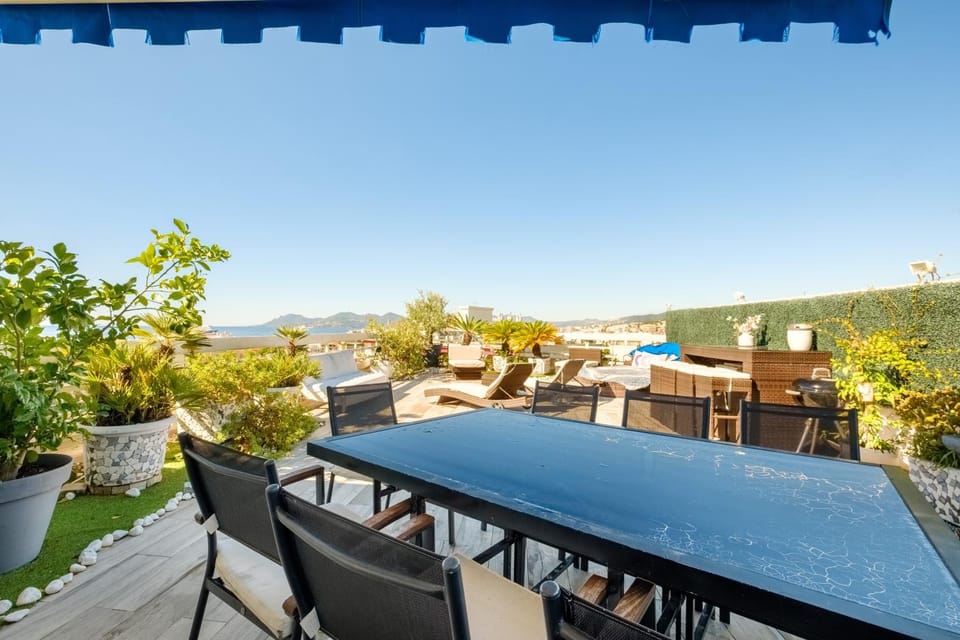 Property building, Balcony/Terrace, Living room, Swimming pool