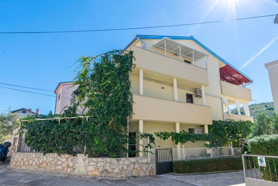 Property building, Day, Location