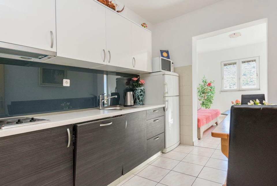 Coffee/tea facilities, Kitchen or kitchenette, Dining area, dishwasher, stove