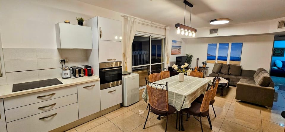 Coffee/tea facilities, Kitchen or kitchenette, Living room, Seating area, Dining area, dishwasher, oven, stove, toaster