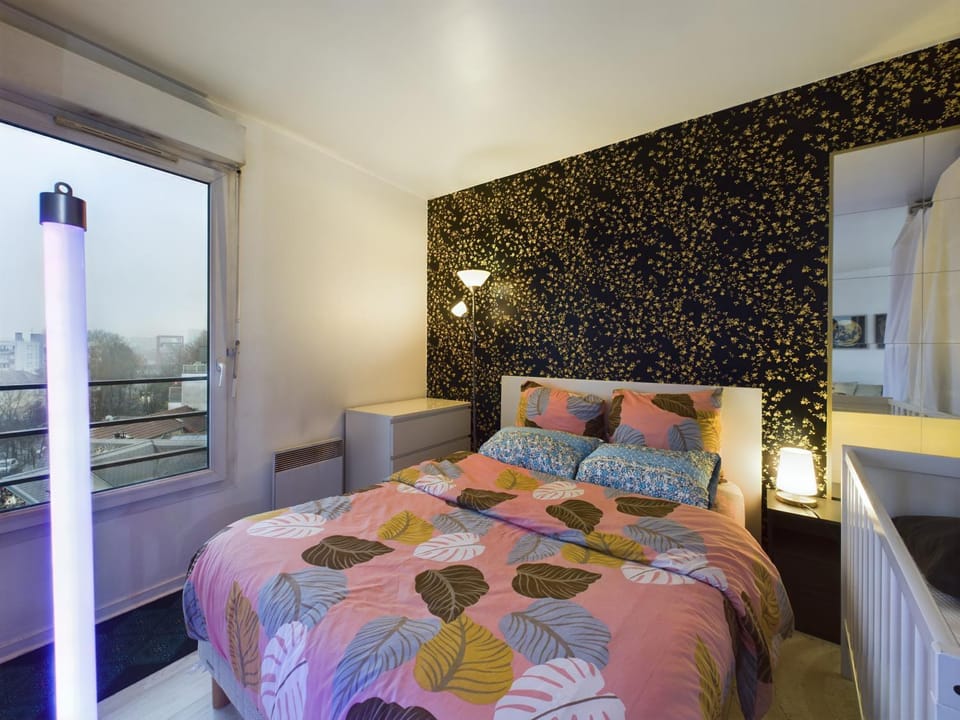 Bedroom, cot