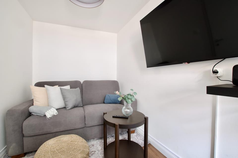 TV and multimedia, Living room, Seating area