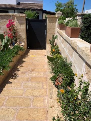 Fiore di Cactus - Garden and Parking near the Sea House in Apulia