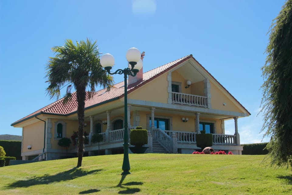 Property building, Natural landscape, Garden, Balcony/Terrace, Garden view, Family, internet