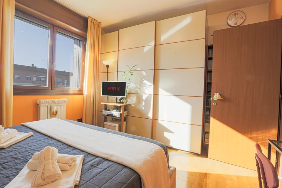Bed, TV and multimedia, Photo of the whole room, Evening entertainment, Bedroom, wardrobe