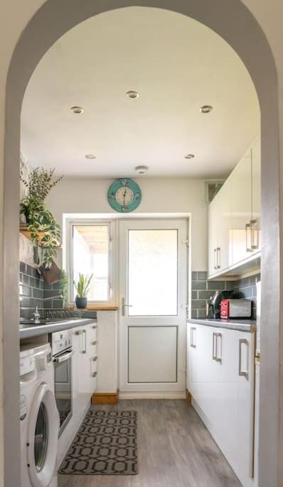 #06 Riverside Retreat Near the NEC fast WiFi Apartment in Metropolitan Borough of Solihull