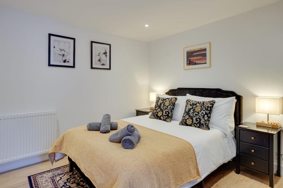 Bed, Photo of the whole room, Bedroom, towels