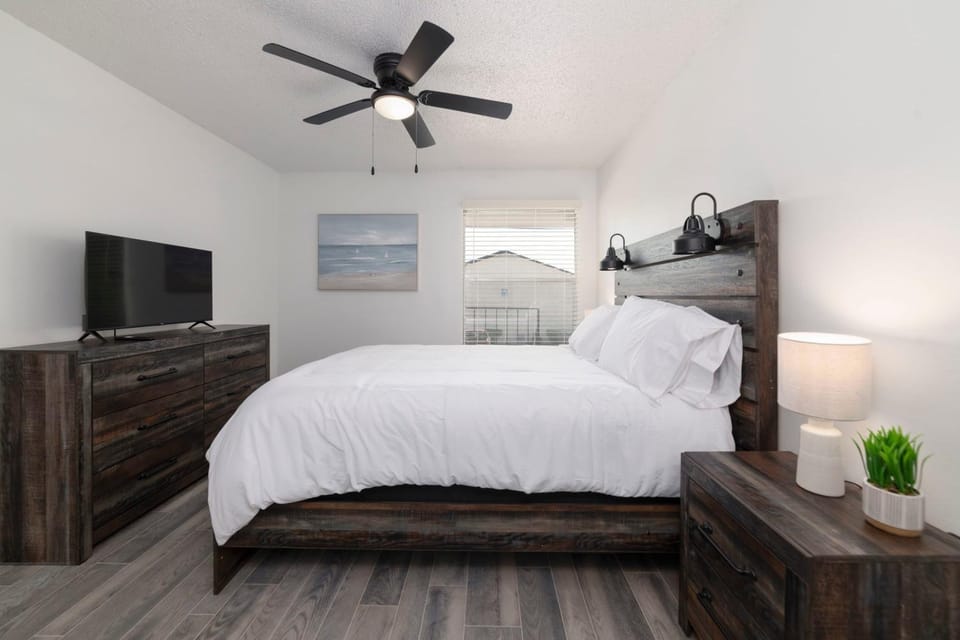 Pet-Friendly Pool Retreat 5 Min to Comal River Apartment in New Braunfels