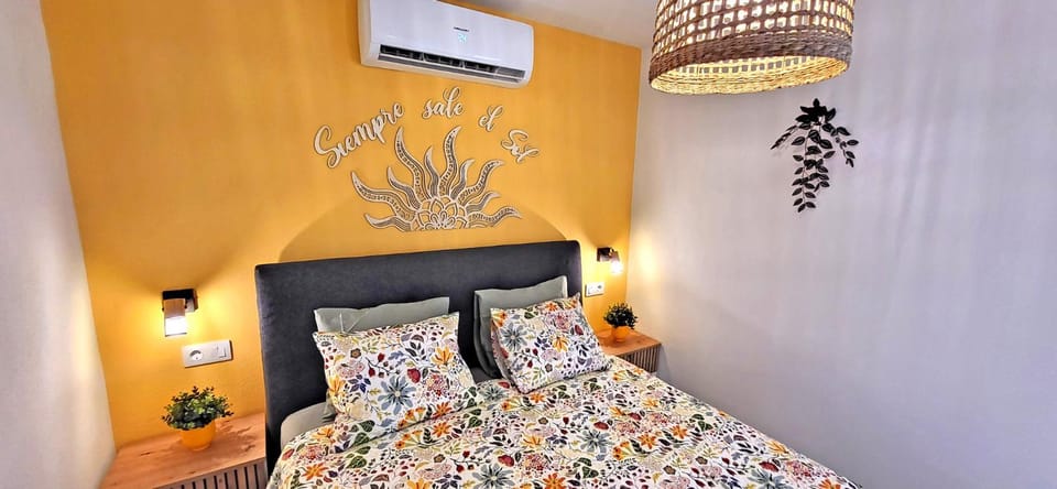 Bed, Photo of the whole room, Bedroom, air conditioner