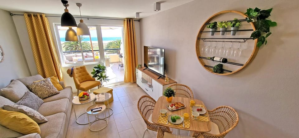 TV and multimedia, Living room, Seating area, Dining area