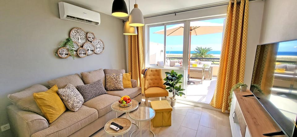 TV and multimedia, Living room, Seating area, air conditioner