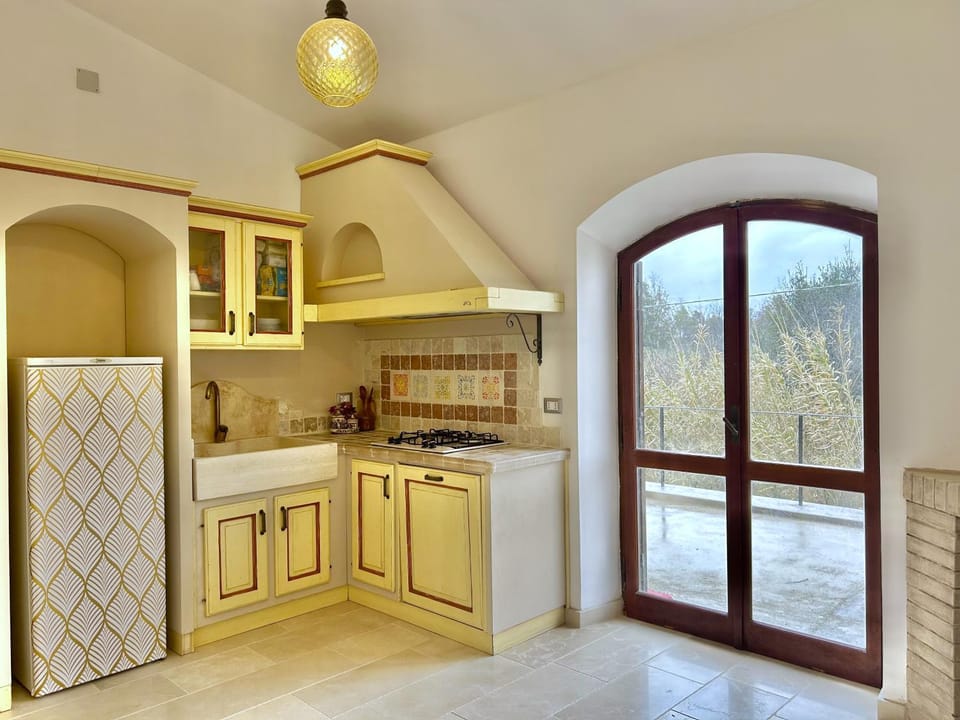 Kitchen or kitchenette, dishwasher, stove
