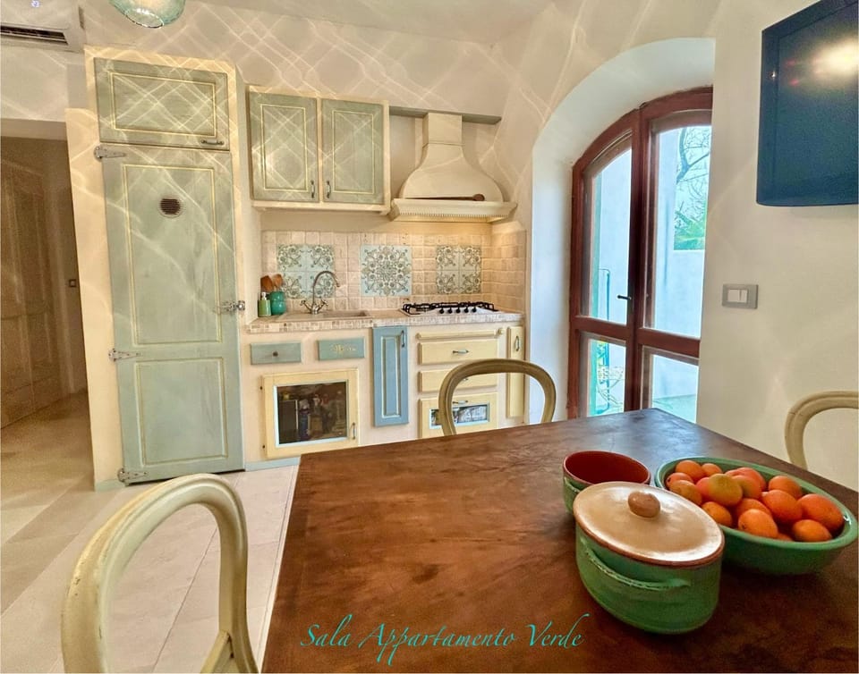 TV and multimedia, Kitchen or kitchenette, Dining area, stove