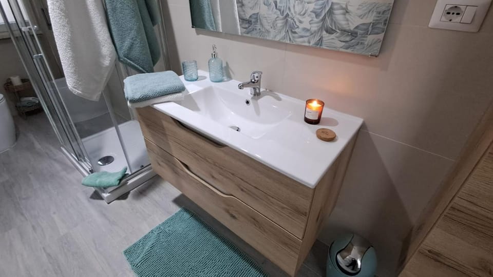 Bathroom, towels